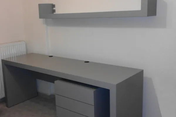 Γραφείο με ράφι και τροχηλάτη συρταρίερα